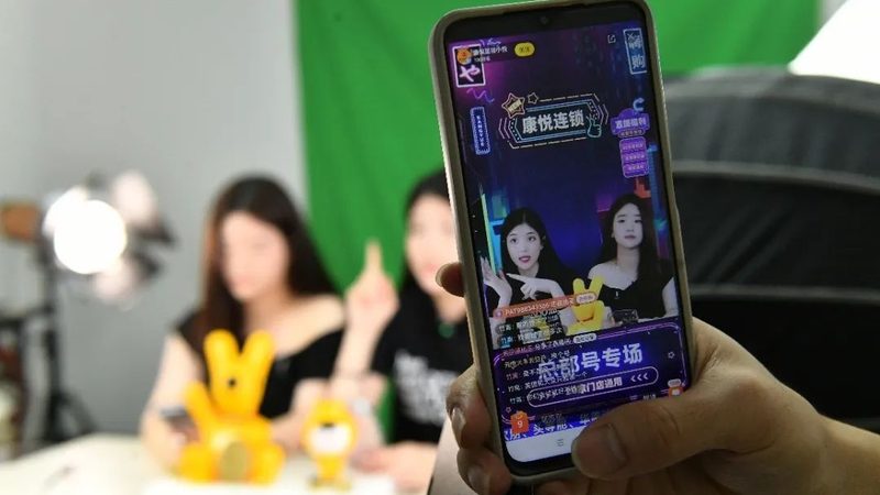 在挑选育儿嫂的过程中，许多家庭容易陷入以下误区：